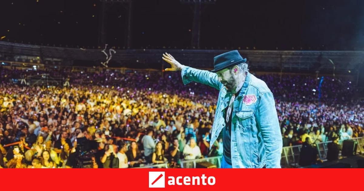 Juan Luis Guerra greets the Santiago audience from the stage